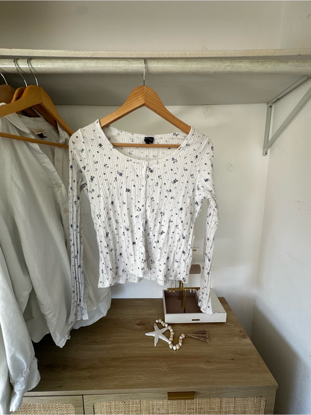 art class White Ribbed Long-Sleeve Button Floral Top